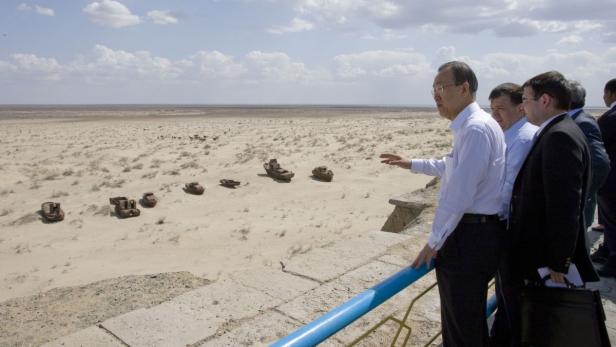 Ban Ki-moon und andere betrachten Schiffswracks in der Aralsee-Wüste.