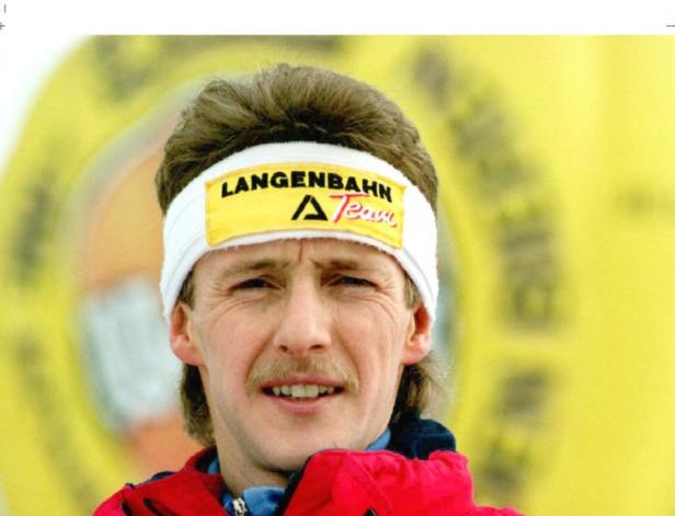 Ein Mann mit Stirnband der „Langenbahn Team“ Marke lächelt in die Kamera.