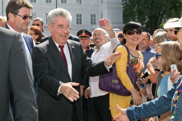 Heinz Fischer, ehemaliger Bundespräsident von Österreich, inmitten einer Menschenmenge.
