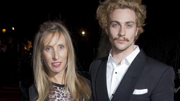 Sam Taylor-Johnson und Aaron Taylor-Johnson posieren auf einem Event.