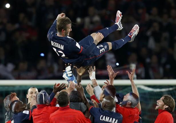 David Beckham wird von seinen Teamkollegen in die Luft gehoben.