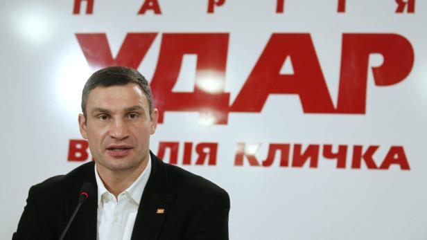 Vitali Klitschko vor einem Banner seiner Partei „UDAR“.