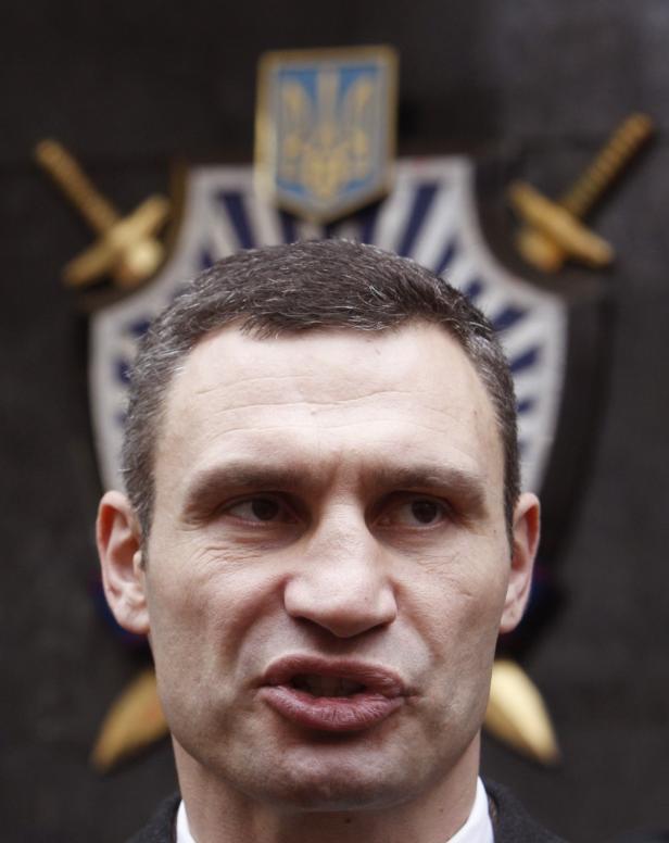 Vitali Klitschko vor einem Wappen der Ukraine.