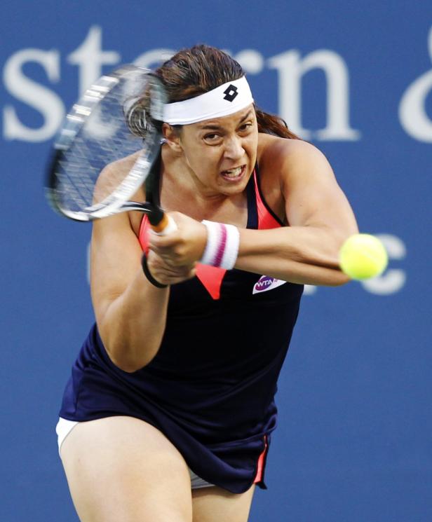 Eine Tennisspielerin schlägt einen Ball während eines Matches.