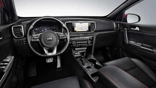 Innenansicht eines Kia Sportage mit schwarzem Interieur und Navigationssystem.