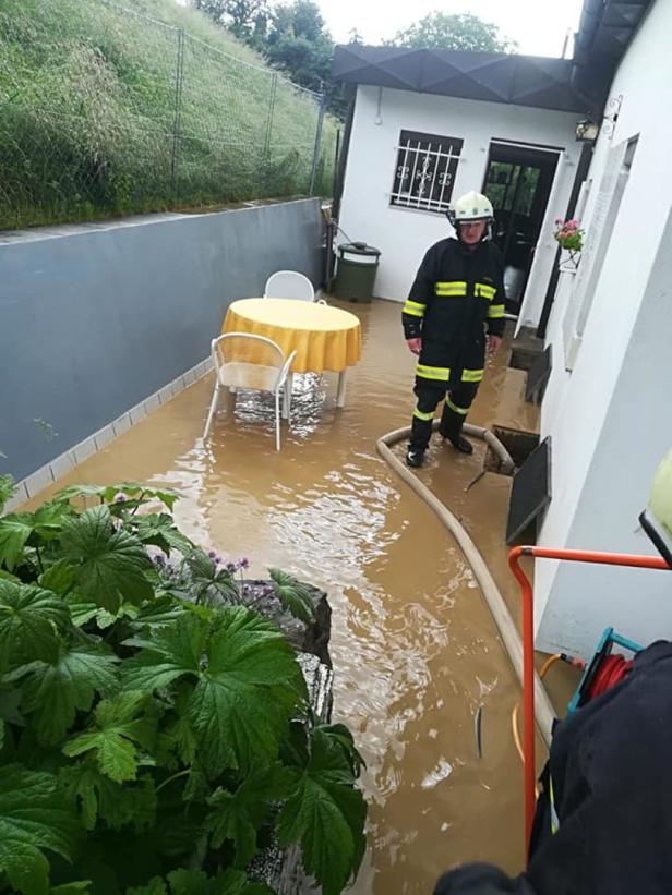St. Pölten: Übergetretener Bach schwemmte Autos weg