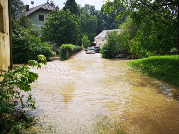 St. Pölten: Übergetretener Bach schwemmte Autos weg