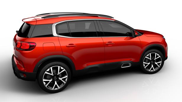 Ein roter Citroën C5 Aircross, aufgenommen von hinten seitlich.
