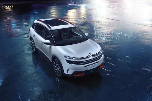 Ein weißer Citroën C5 Aircross steht auf nassem Untergrund.