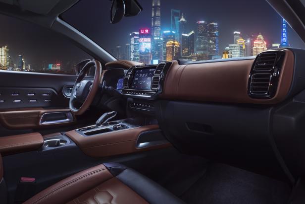 Innenansicht eines Autos mit Blick auf die Skyline von Shanghai bei Nacht.