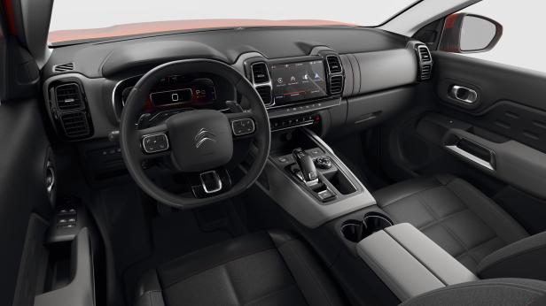 Innenansicht eines Citroën C5 Aircross mit Blick auf das Armaturenbrett und die Sitze.