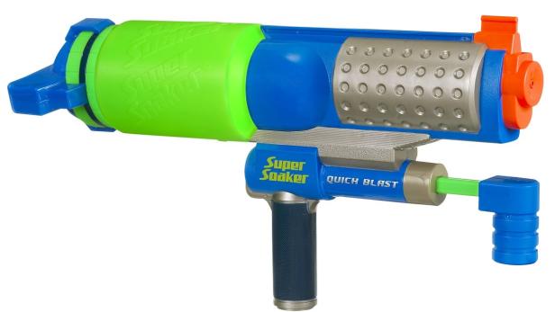 Eine blaue, grüne und orangefarbene „Super Soaker Quick Blast“-Wasserpistole.