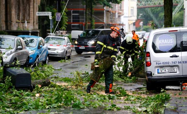 Aufräumarbeiten nach schweren Unwettern in Deutschland