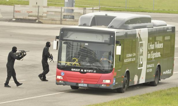 Passagierbus gekapert: Anti-Terrorübung am Flughafen Wien