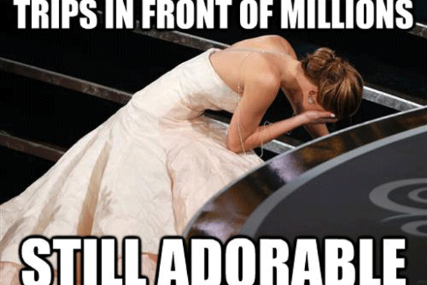 Jennifer Lawrence stolpert bei der Oscar-Verleihung über die Treppe.