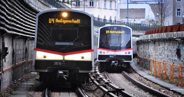 Zwei U-Bahnen der Linie U4 in Wien stehen auf den Gleisen.
