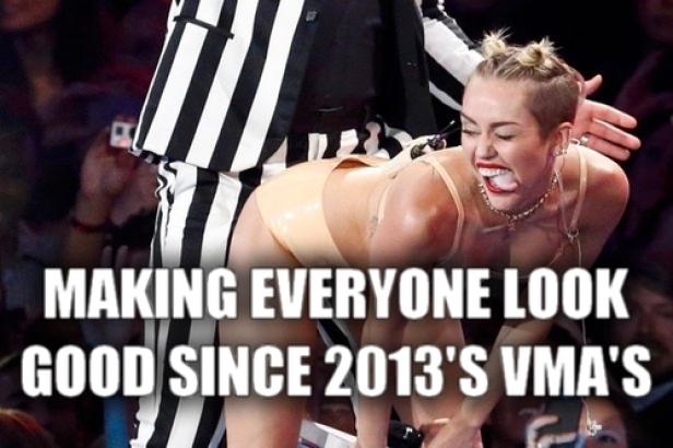 Miley Cyrus bei den MTV Video Music Awards 2013 in einer provokanten Pose.