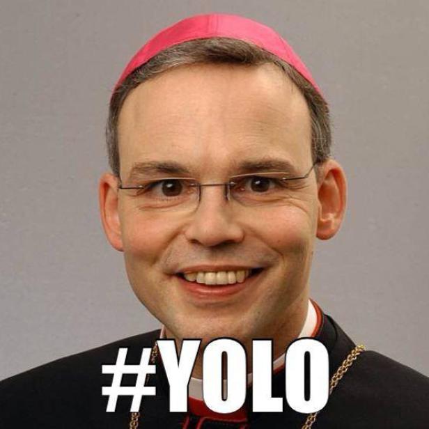 Ein lächelnder Bischof mit Brille und rotem Käppchen, versehen mit dem Hashtag #YOLO.