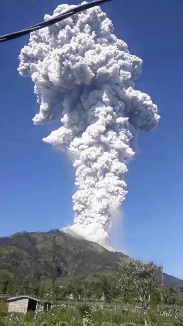 Indonesien: Vulkan Merapi speit Asche sechs Kilometer hoch