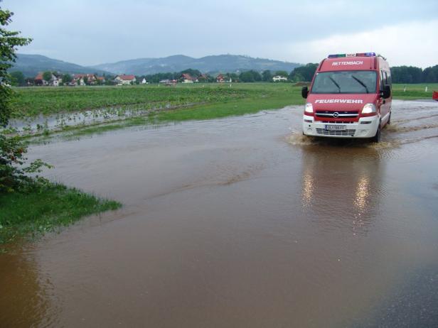 Unwetter: Überflutete Keller und vermurte Straßen in Kärnten