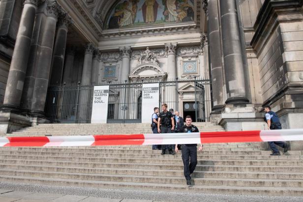 Polizist schoss im Berliner Dom auf Randalierer aus Österreich