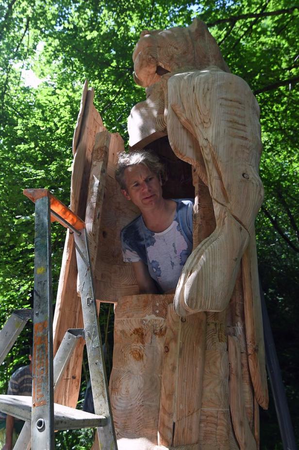 Französischer Künstler ließ sich in Holz-Statue einschließen