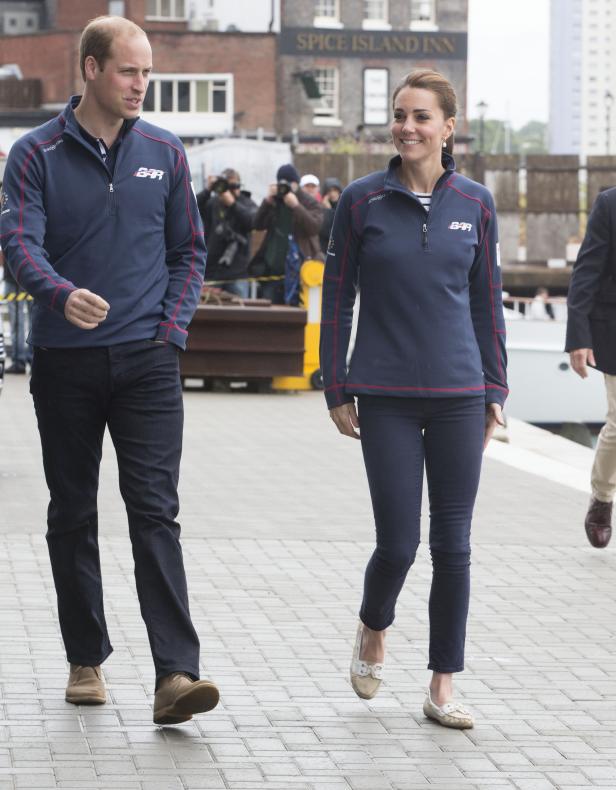 Prinz William und Prinzessin Kate gehen zusammen an einem Kai entlang.