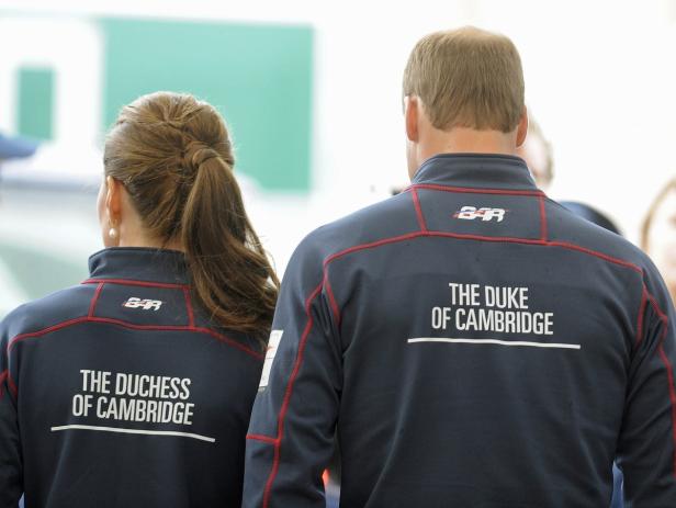 Kate, die Herzogin von Cambridge, und Prinz William, der Herzog von Cambridge, von hinten.