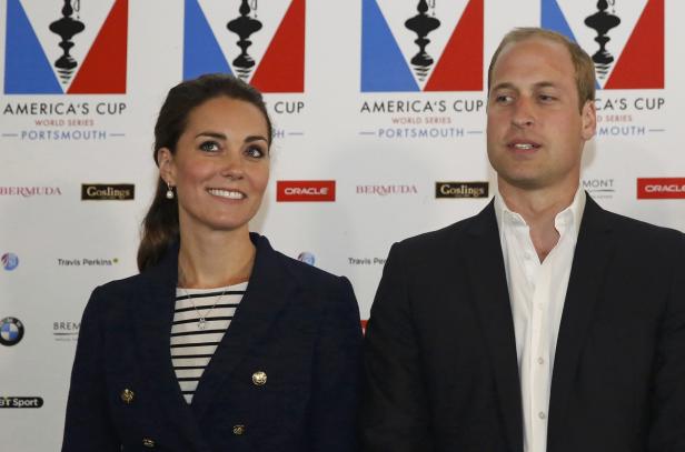Prinz William und Prinzessin Kate posieren vor einem Hintergrund des America's Cup.