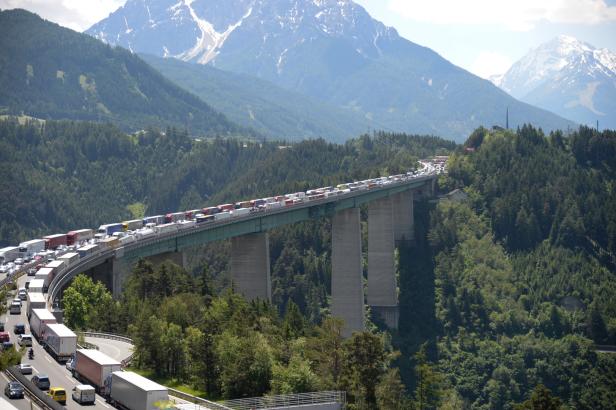 Tirol kündigt weitere Maßnahmen gegen Reise- und Lkw-Verkehr an