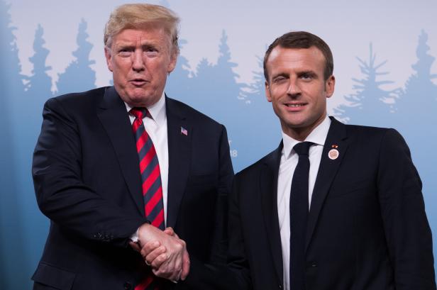 CANADA-G7-SUMMIT-US-FRANCE-DIPLOMACY-HANDSHAKE