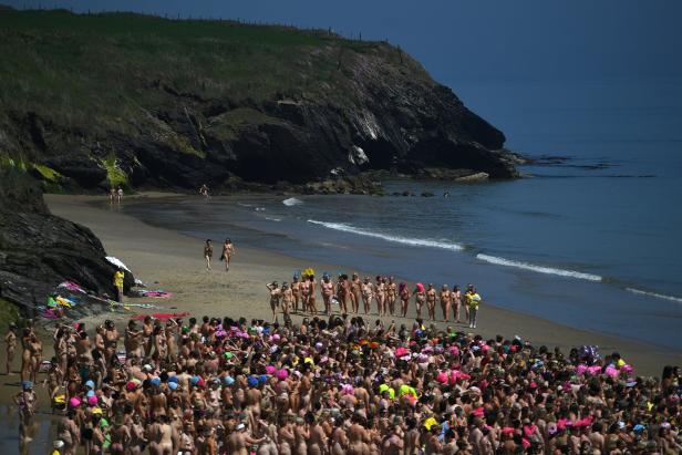 Irland: 2.500 Frauen stellen neuen Nacktbade-Weltrekord auf