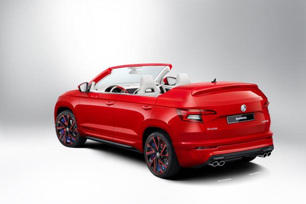 Ein roter Škoda Sunroq Cabriolet, von hinten fotografiert.