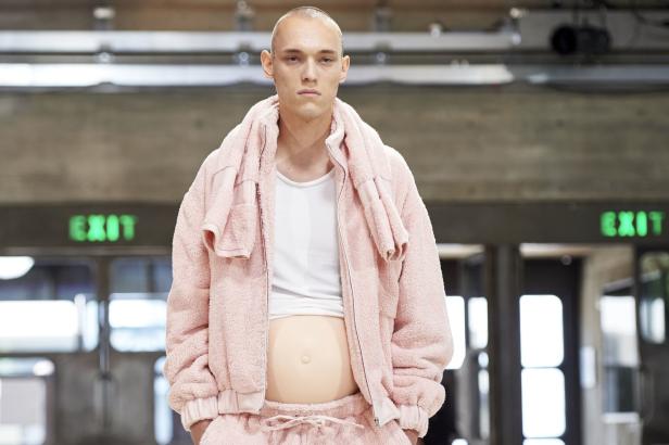 Designer schickt "schwangere" Männermodels über den Laufsteg
