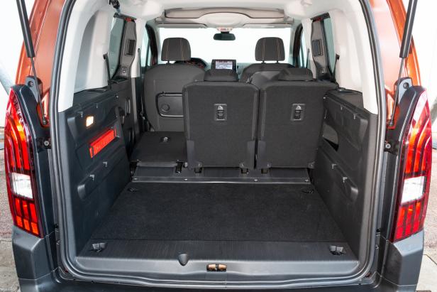 Der offene Kofferraum eines Autos mit umgeklappten Rücksitzen.