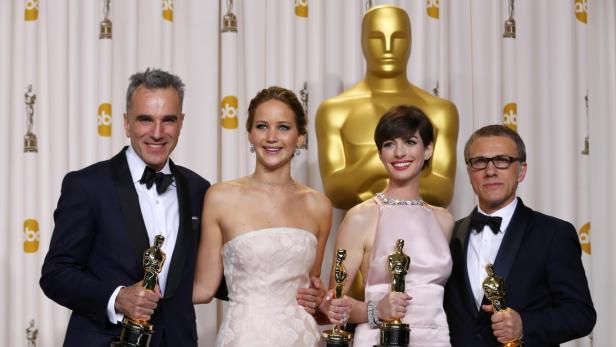 Daniel Day-Lewis, Jennifer Lawrence, Anne Hathaway und Christoph Waltz posieren mit ihren Oscars.
