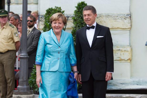Angela Merkel und Joachim Sauer posieren für ein Foto.