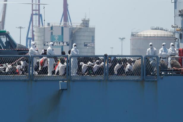Flüchtlinge von Rettungsschiff "Aquarius" gehen in Spanien an Land