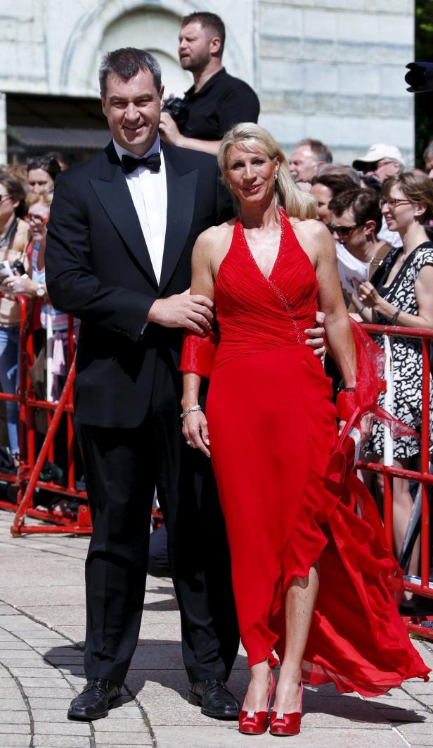 Markus Söder mit seiner Frau Karin Baumüller-Söder in einem roten Kleid.