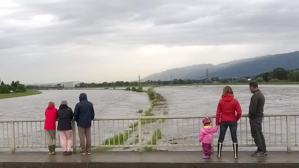 Starkregen führt zu Hochwasser am Rhein