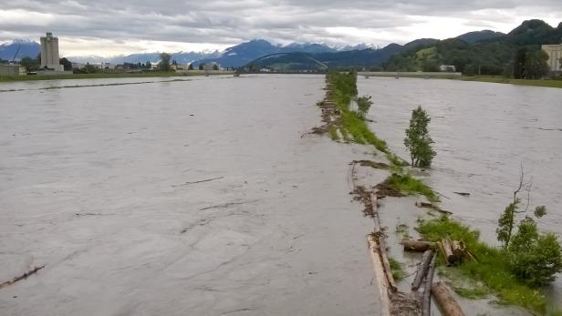 Starkregen führt zu Hochwasser am Rhein
