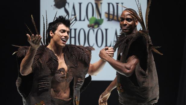Zwei Männer in Schokoladenkostümen stehen auf einer Bühne des „Salon du Chocolat“.