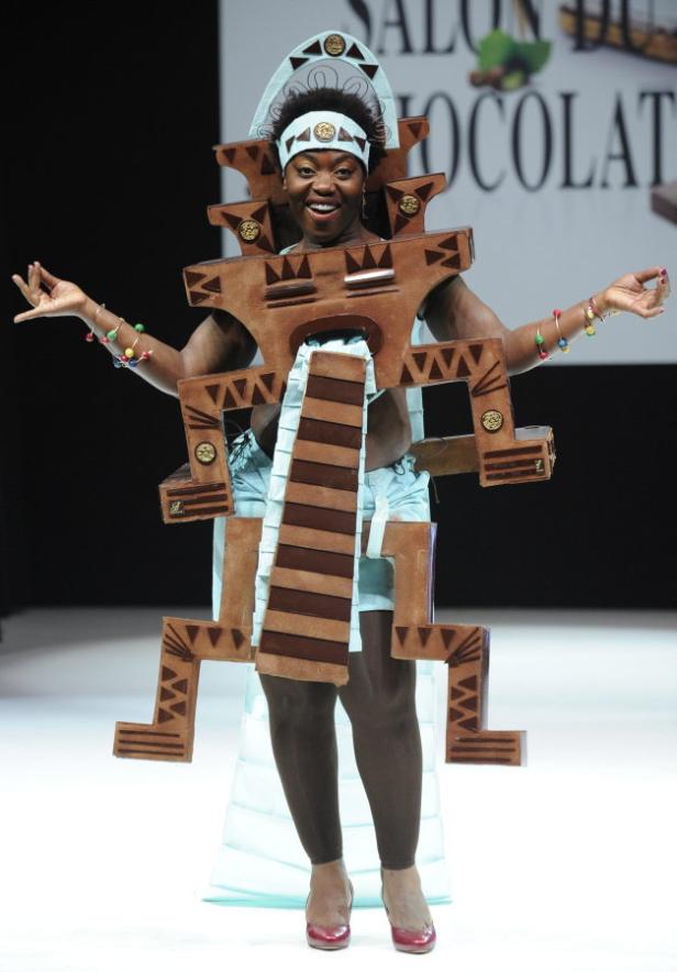 Eine Frau in einem Schokoladenkostüm auf dem „Salon du Chocolat“.