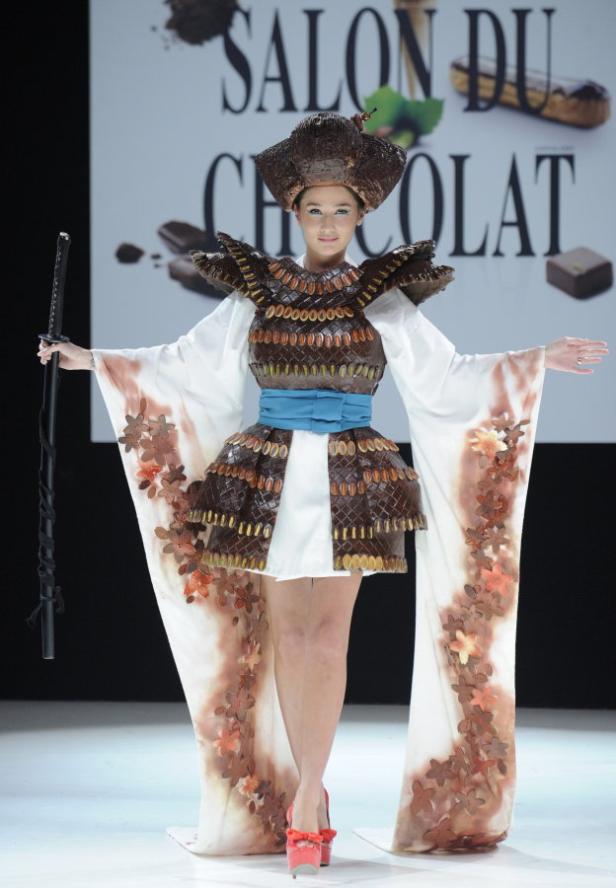 Eine Frau in einem Samurai-Kostüm aus Schokolade auf dem „Salon du Chocolat“.
