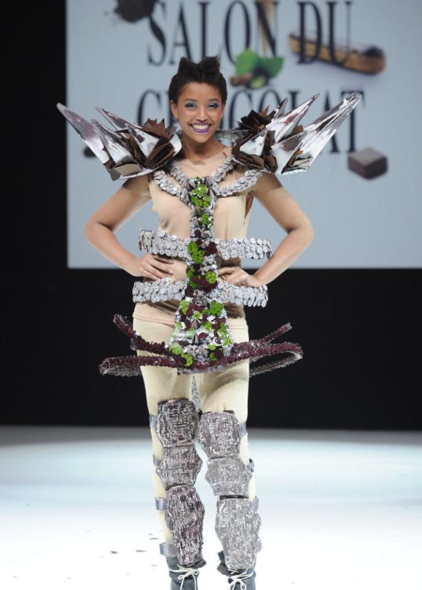 Eine Frau präsentiert ein extravagantes Kleid aus Schokolade auf dem „Salon du Chocolat“.