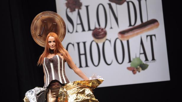 Eine Frau in einem Schokoladenkleid auf dem „Salon du Chocolat“.