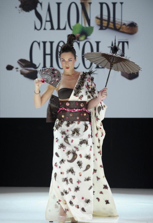 Eine Frau in einem Kimono aus Schokolade auf dem „Salon du Chocolat“.