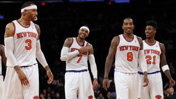 Eine Gruppe von Basketballspielern der New York Knicks steht auf dem Spielfeld.