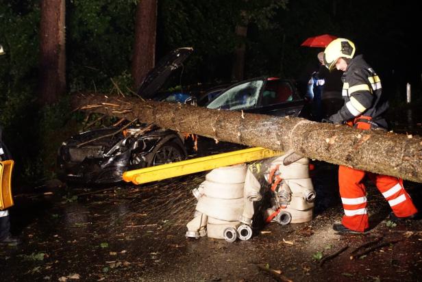 Unwetter in der Steiermark: Baum stürzte auf Auto mit vier Insassen