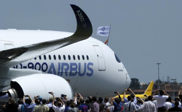 Ein Airbus A350-900 wird von einer Menschenmenge mit Handys fotografiert.